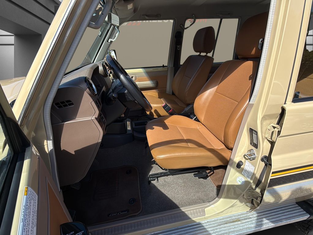 Toyota Land Cruiser 2022 г. Бежевый, пробег 54500 км