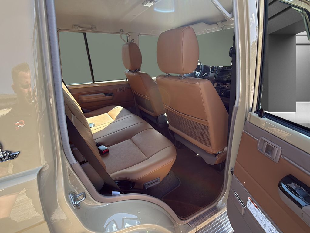 Toyota Land Cruiser 2022 г. Бежевый, пробег 54500 км
