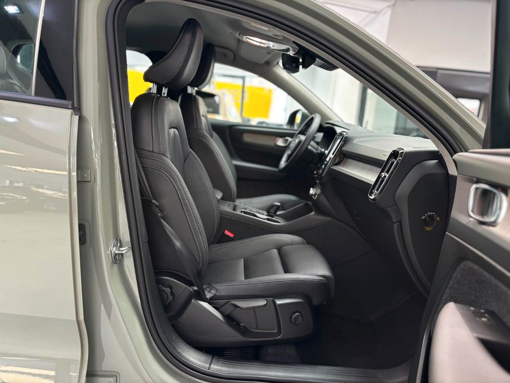 Volvo XC40 2024 г. Зелёный, пробег 49400 км