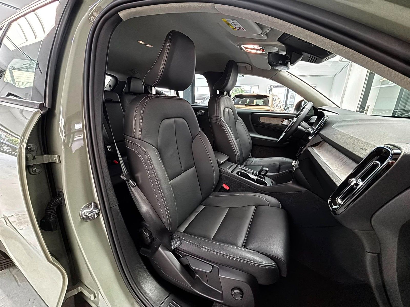 Volvo XC40 2024 г. Зелёный, пробег 49400 км