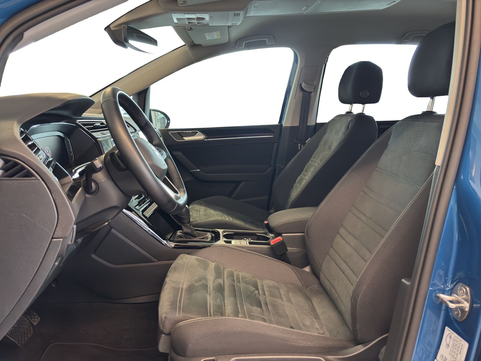 Volkswagen Touran 2023 г. Синий, пробег 57408 км
