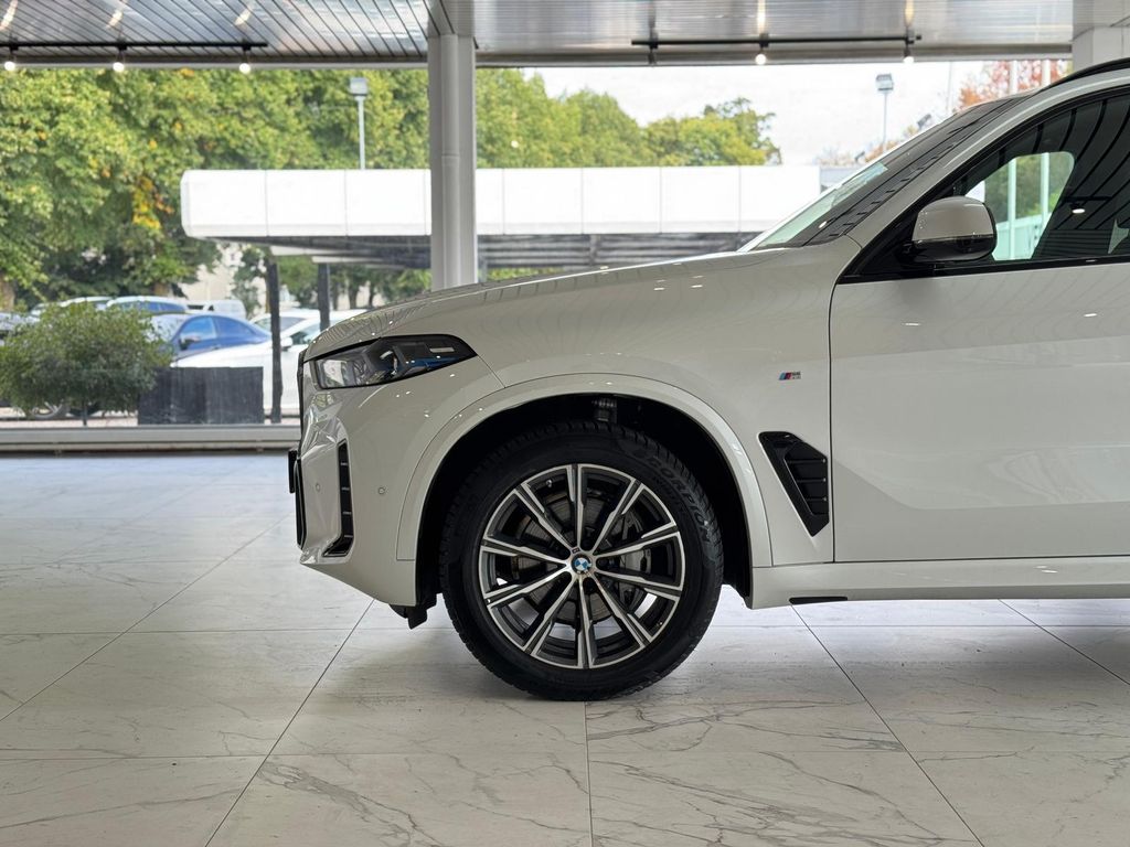 BMW X5 2024 г. Белый, пробег 27500 км