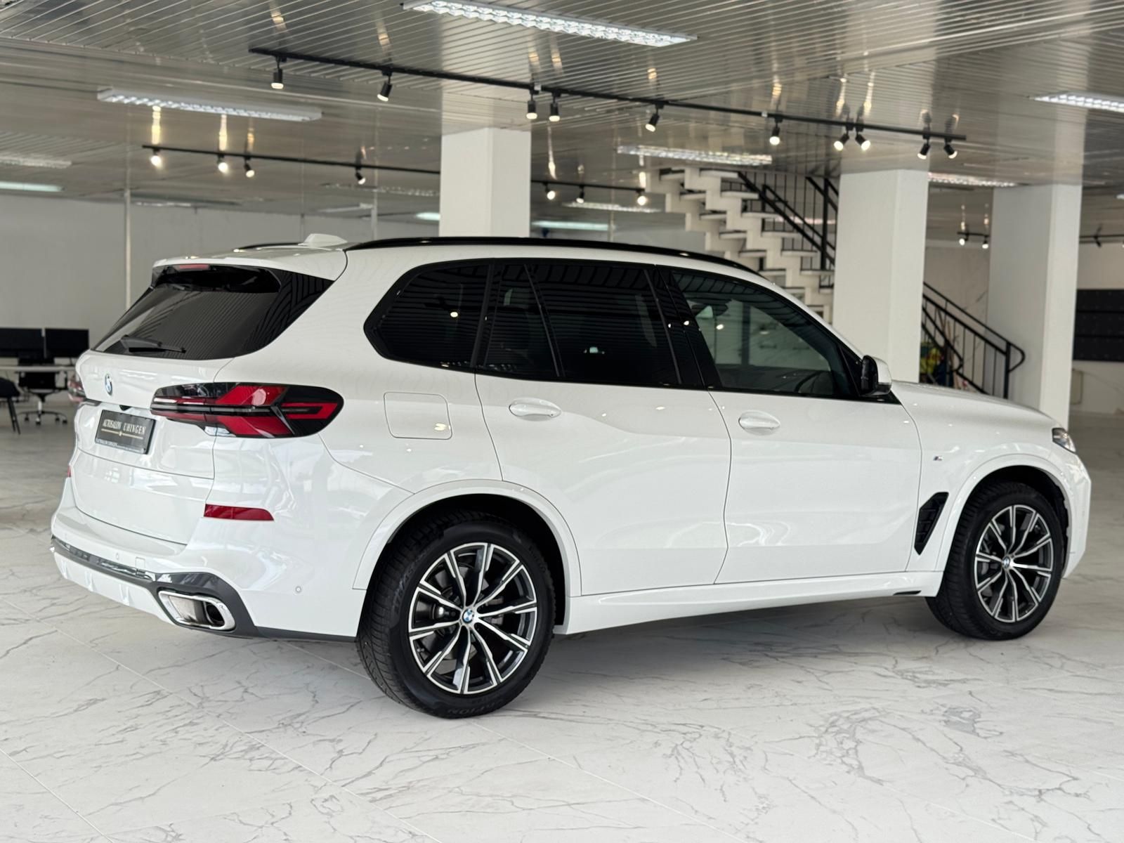 BMW X5 2024 г. Белый, пробег 27500 км