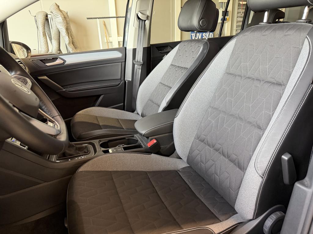 Volkswagen Touran 2026 г. Чёрный, пробег 27835 км