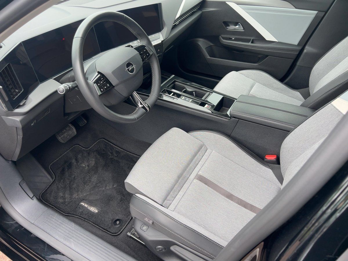 Opel Astra 2024 г. Чёрный, пробег 46871 км