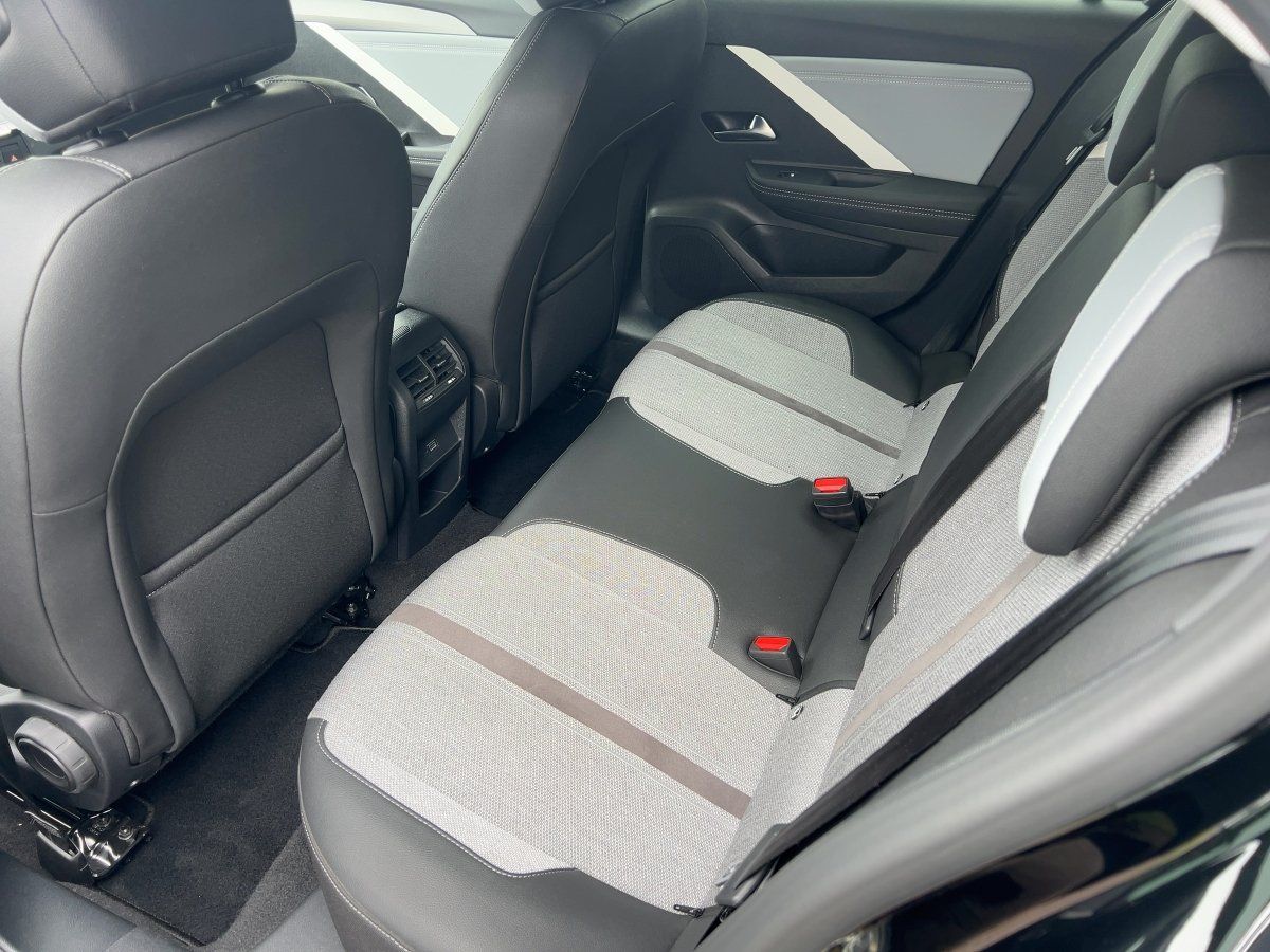 Opel Astra 2024 г. Чёрный, пробег 46871 км