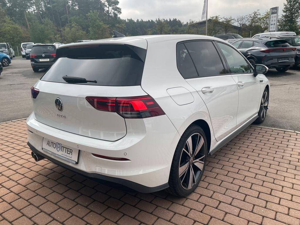 Volkswagen Golf 2023 г. Белый, пробег 56950 км
