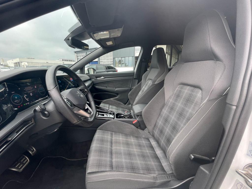 Volkswagen Golf 2023 г. Белый, пробег 56950 км