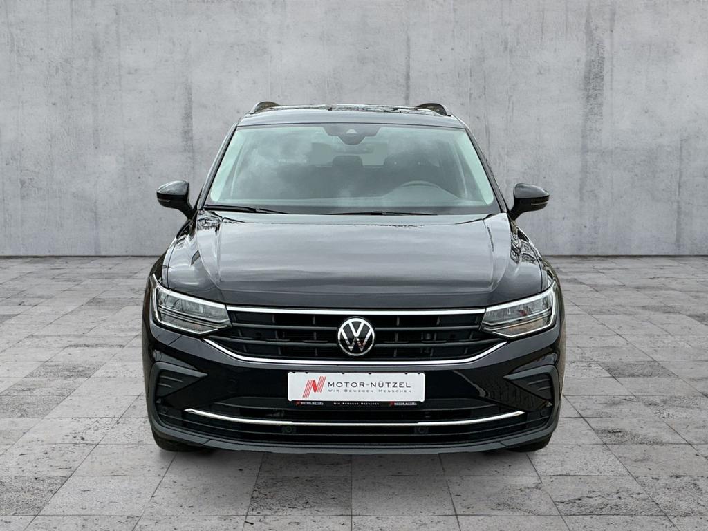 Volkswagen Tiguan 2023 г. Чёрный, пробег 54731 км