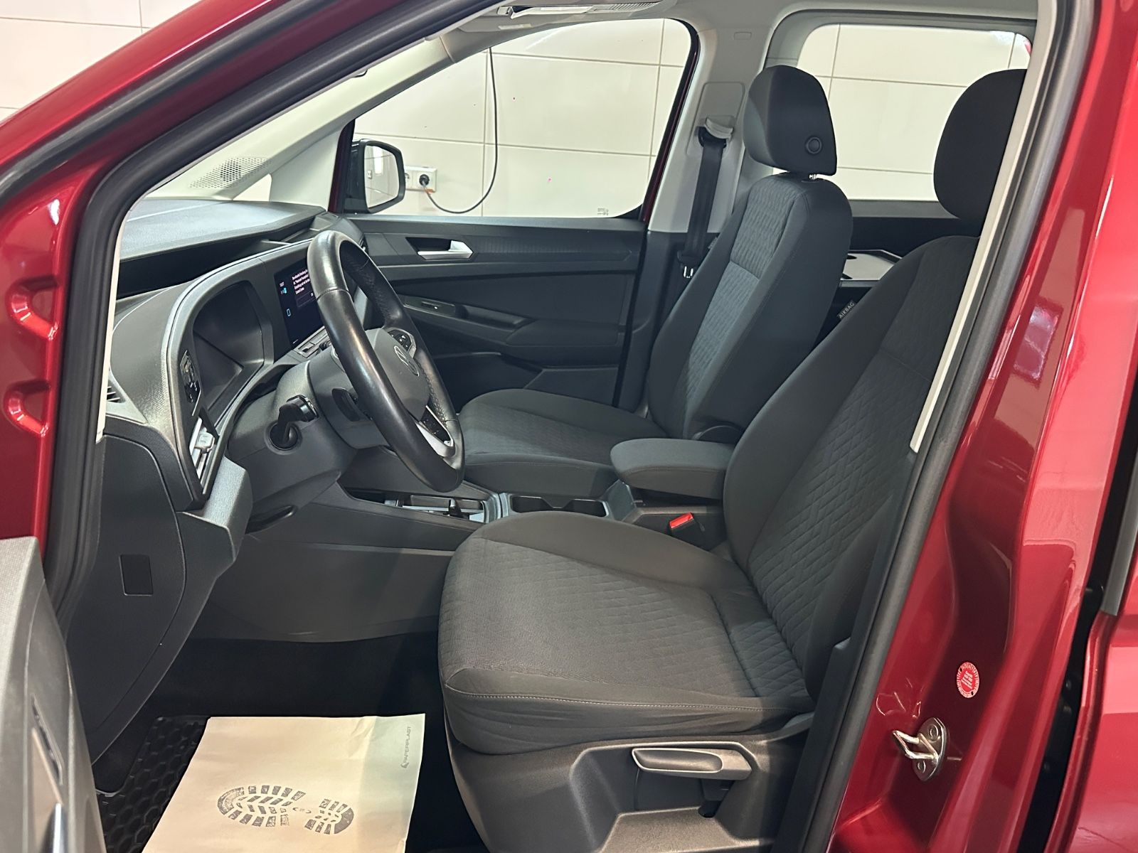 Volkswagen Caddy 2022 г. Красный, пробег 40000 км