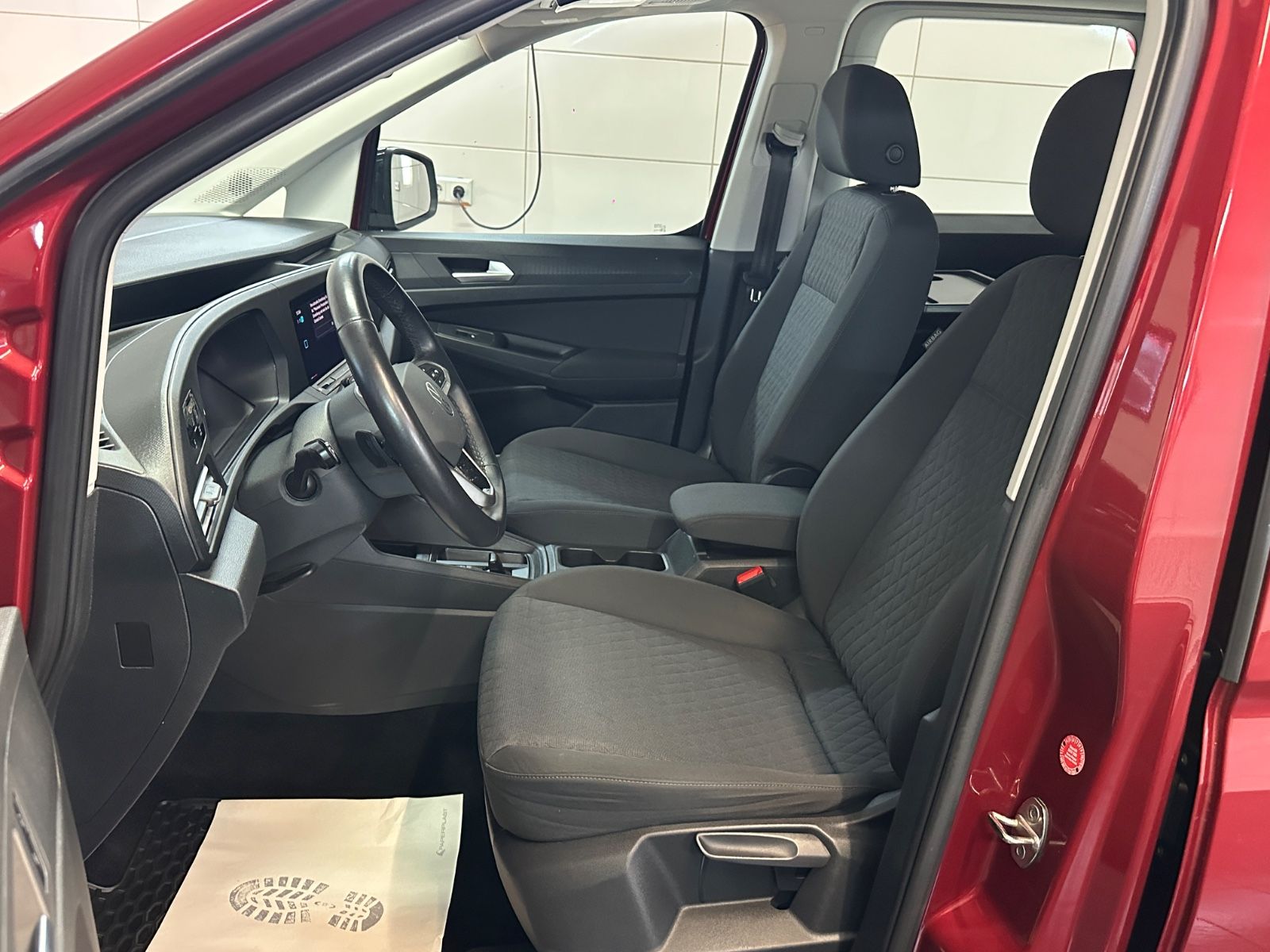 Volkswagen Caddy 2022 г. Красный, пробег 40000 км