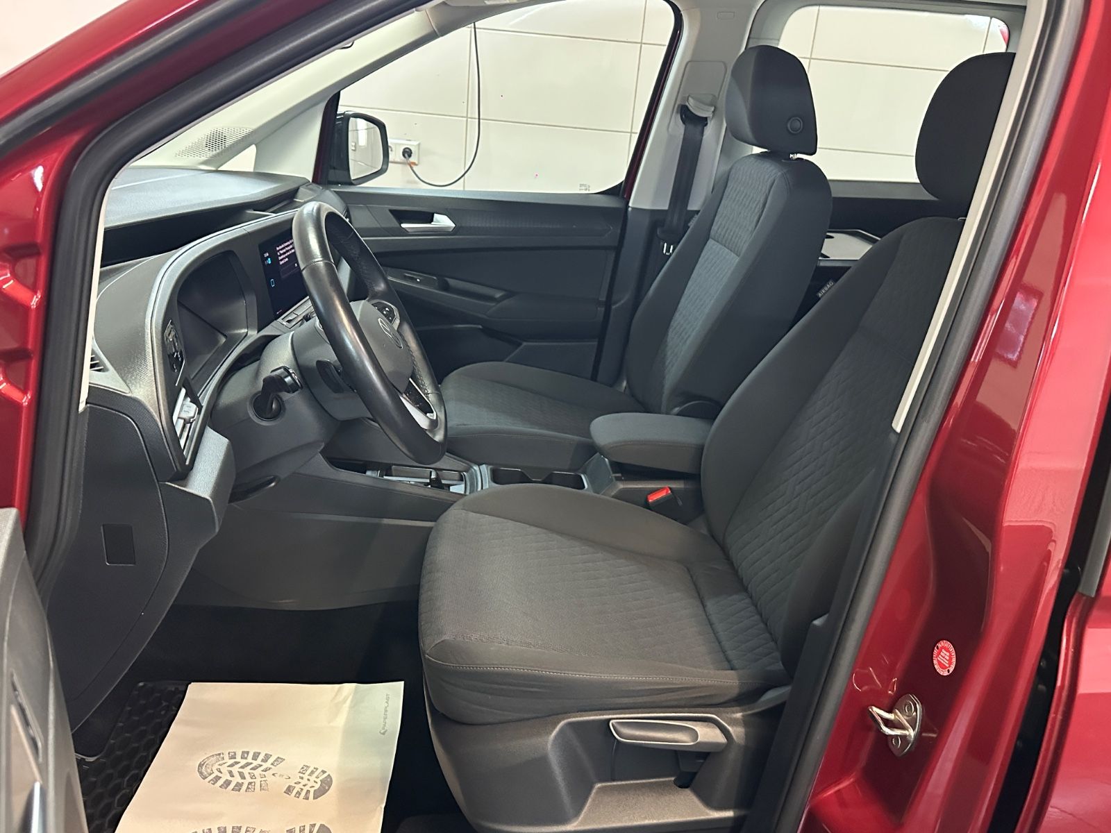 Volkswagen Caddy 2022 г. Красный, пробег 40000 км