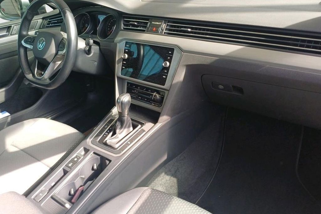 Volkswagen PASSAT VARIANT 2023 г. Серебристый, пробег 30479 км