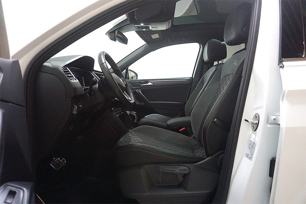 Volkswagen Tiguan 2022 г. Белый, пробег 42924 км