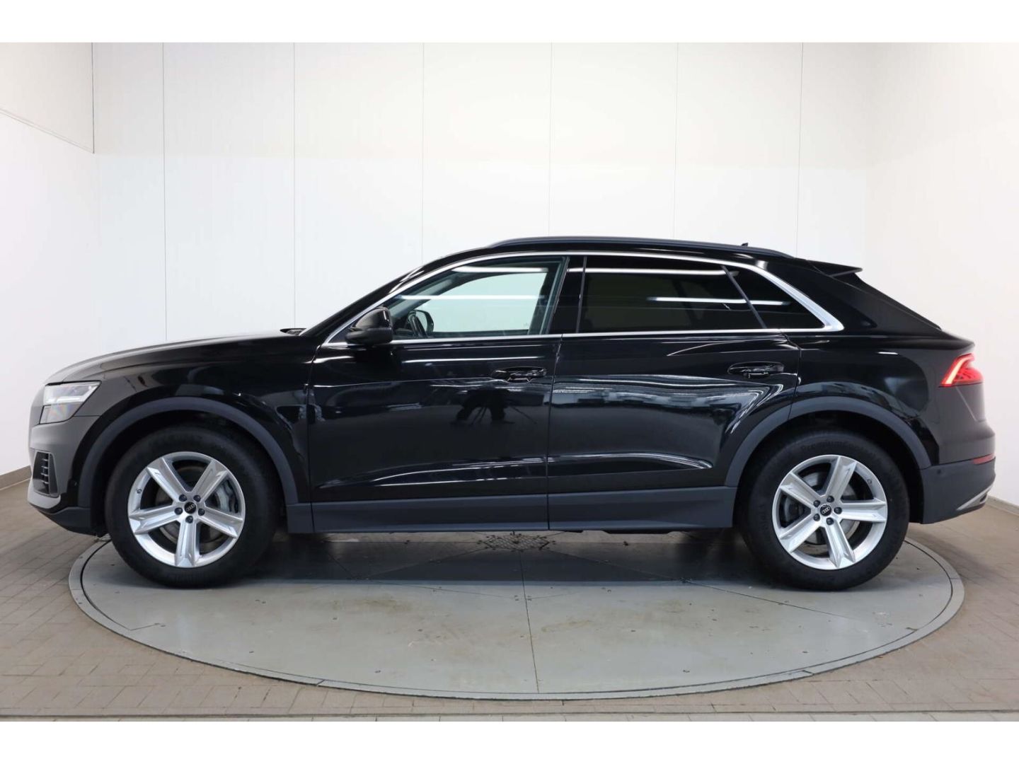 Audi Q8 2022 г. Чёрный, пробег 42435 км