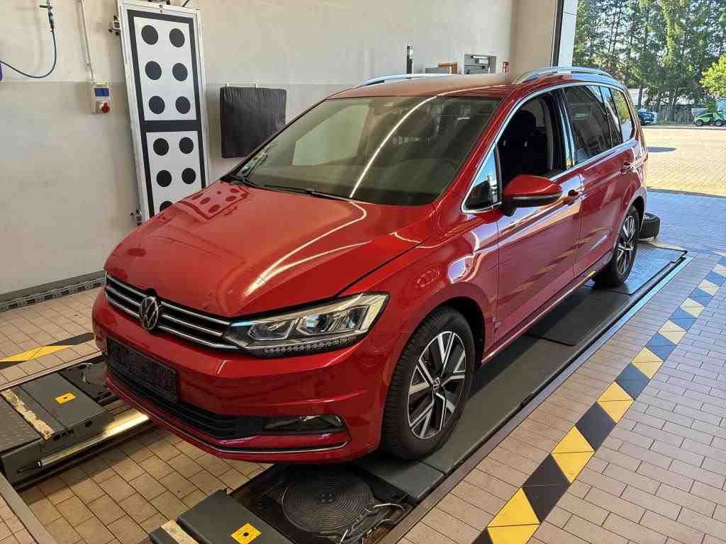 Volkswagen Touran 2023 г. Красный, пробег 46234 км