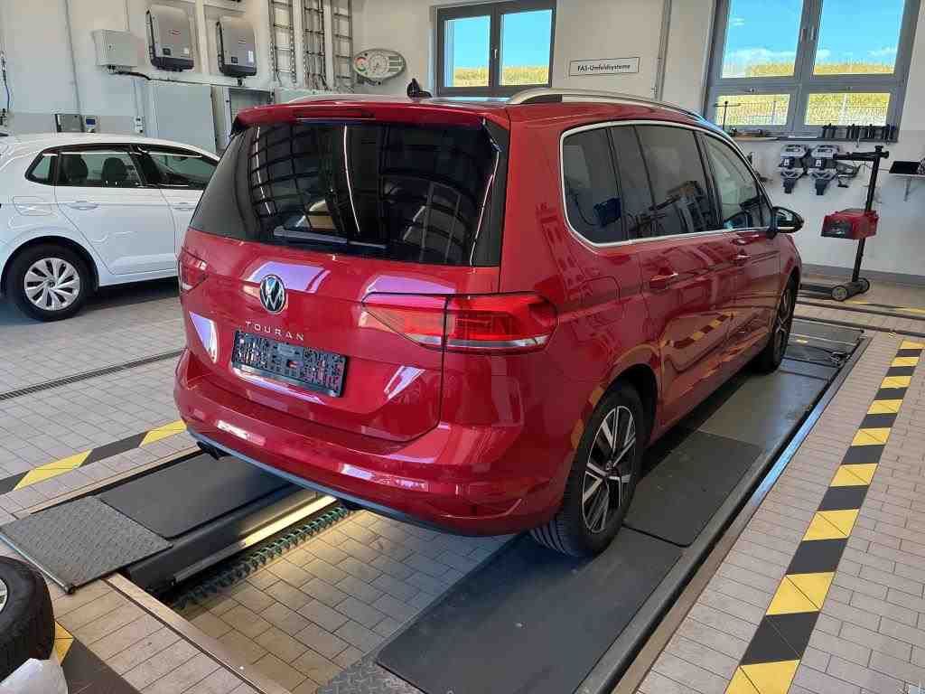 Volkswagen Touran 2023 г. Красный, пробег 46234 км