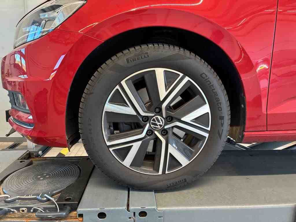 Volkswagen Touran 2023 г. Красный, пробег 46234 км