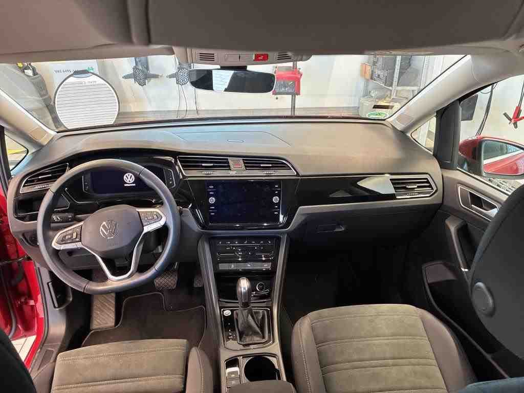 Volkswagen Touran 2023 г. Красный, пробег 46234 км