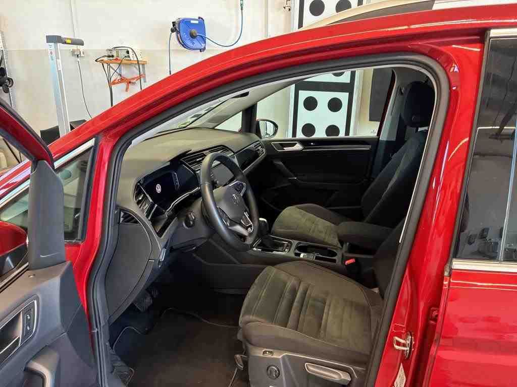 Volkswagen Touran 2023 г. Красный, пробег 46234 км