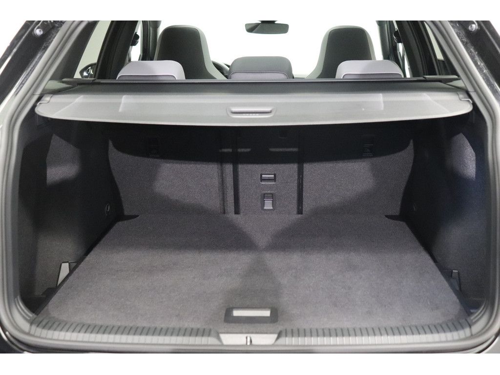 Volkswagen Golf 2024 г. Чёрный, пробег 41000 км