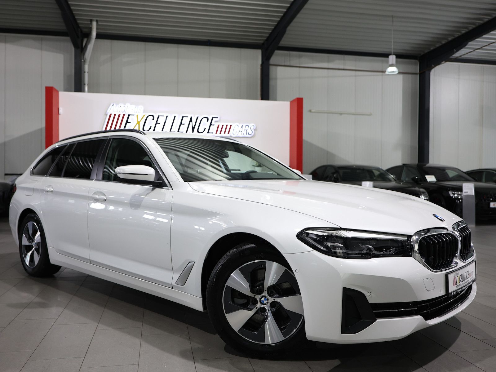BMW 520 2024 г. Белый, пробег 46000 км