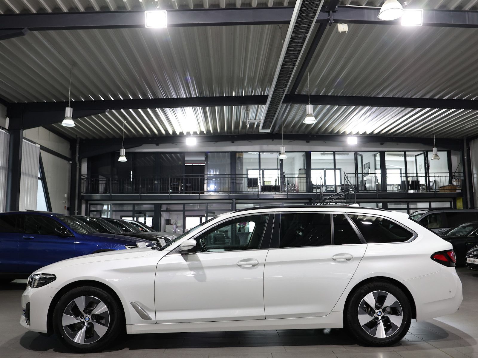 BMW 520 2024 г. Белый, пробег 46000 км