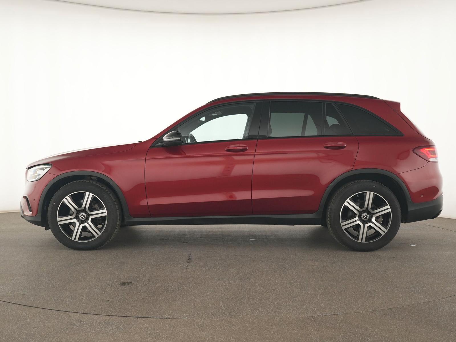 Mercedes-Benz GLC 200 2021 г. Красный, пробег 21833 км