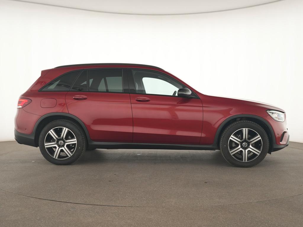 Mercedes-Benz GLC 200 2021 г. Красный, пробег 21833 км