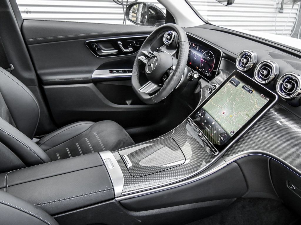 Mercedes-Benz GLC 220 2025 г. Белый, пробег 7990 км