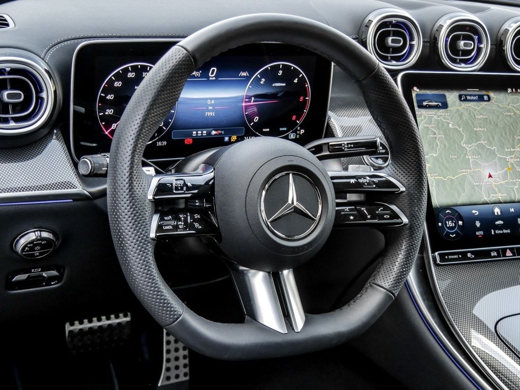 Mercedes-Benz GLC 220 2025 г. Белый, пробег 7990 км