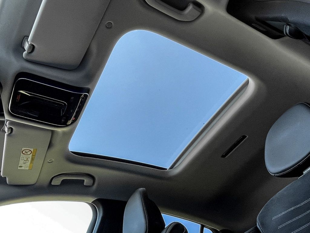 Mercedes-Benz GLC 220 2025 г. Белый, пробег 7990 км