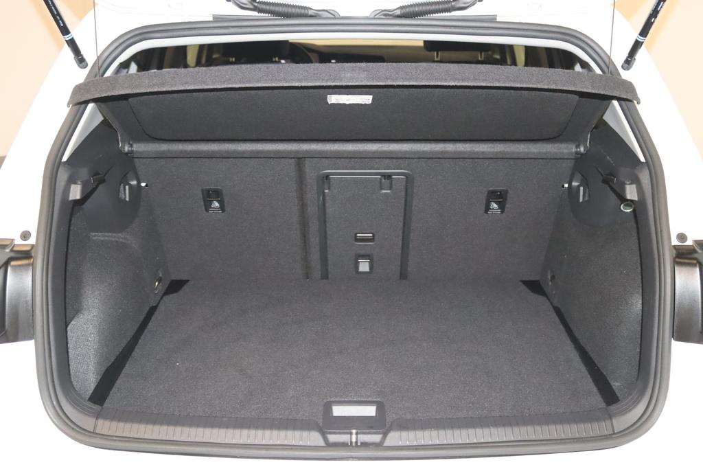 Volkswagen Golf 2023 г. Белый, пробег 37400 км
