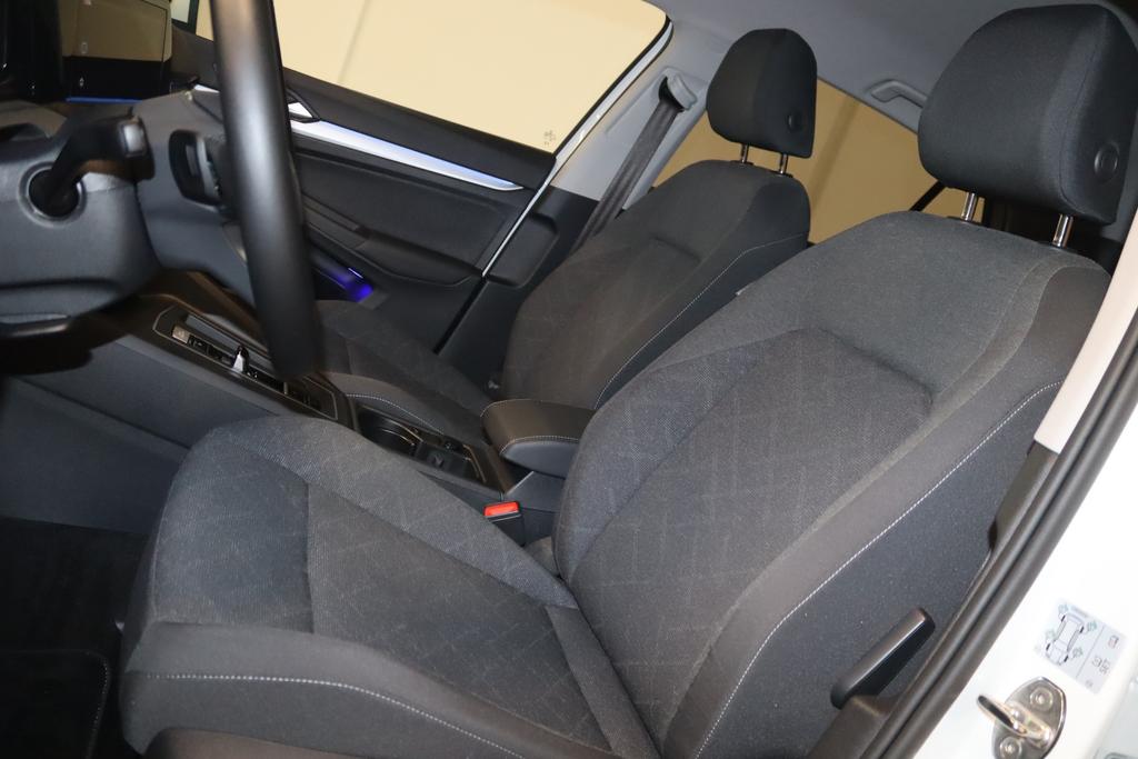 Volkswagen Golf 2023 г. Белый, пробег 37400 км