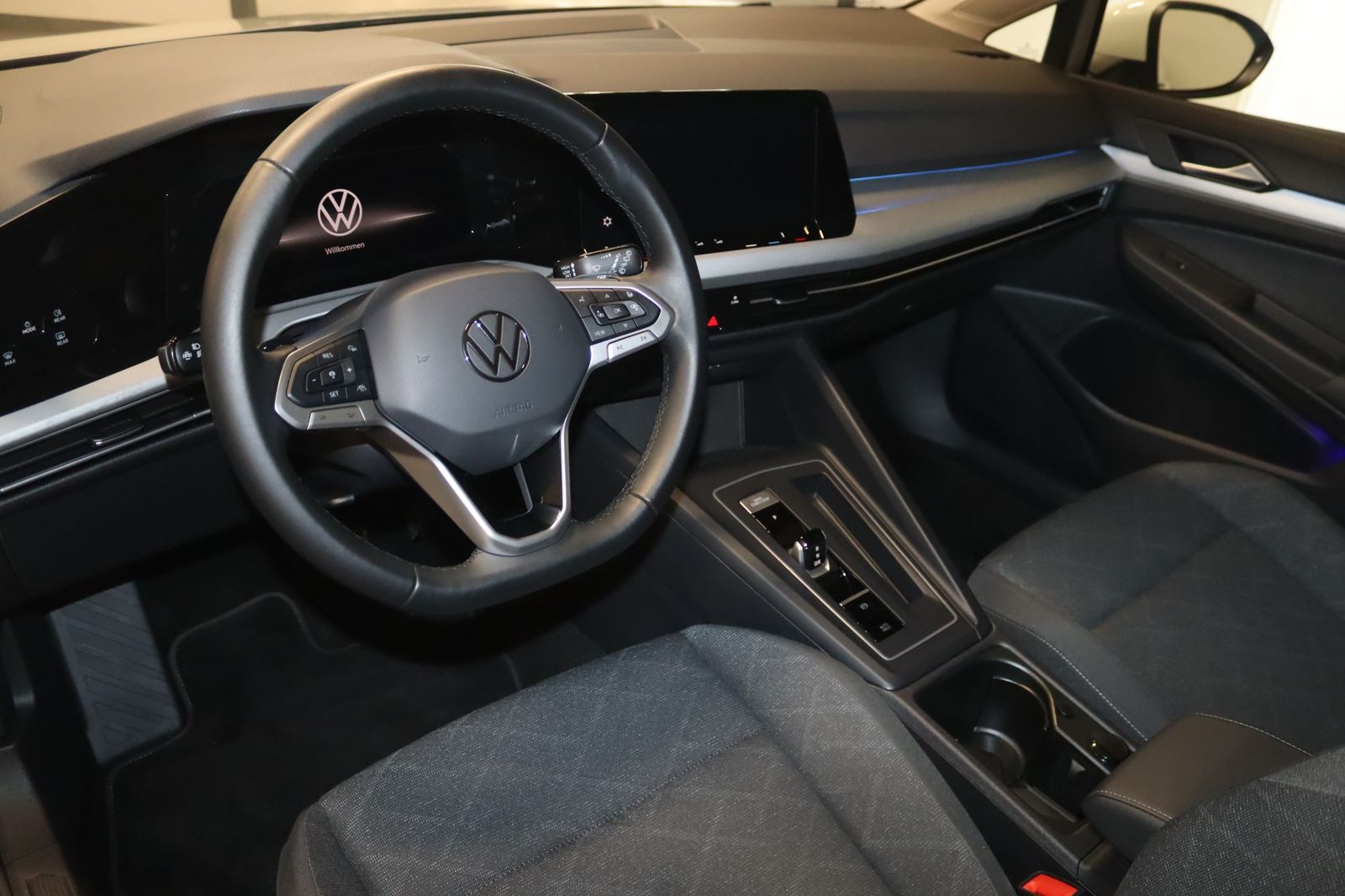 Volkswagen Golf 2023 г. Белый, пробег 37400 км