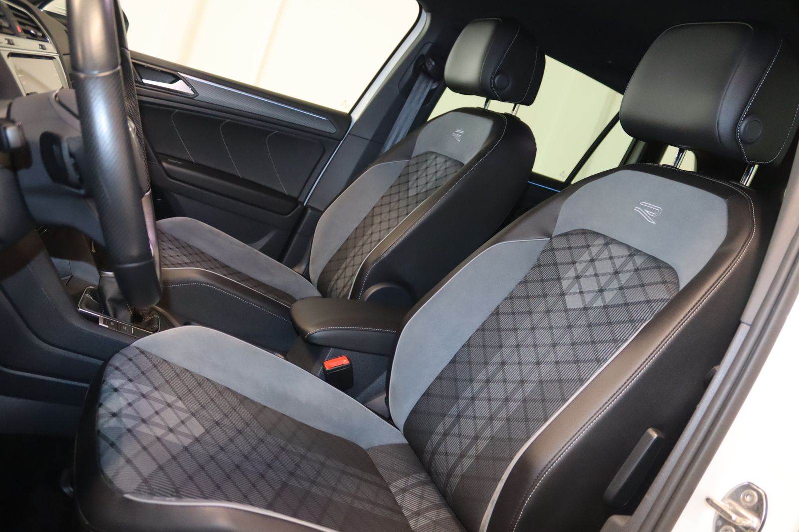 Volkswagen Tiguan 2022 г. Белый, пробег 49000 км