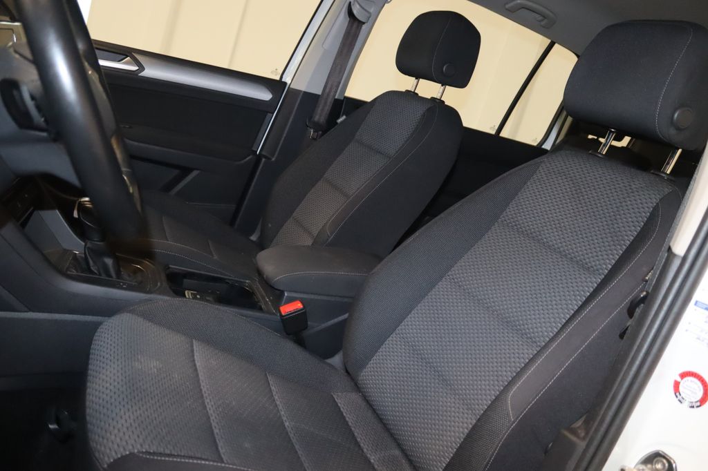 Volkswagen Touran 2023 г. Белый, пробег 57400 км
