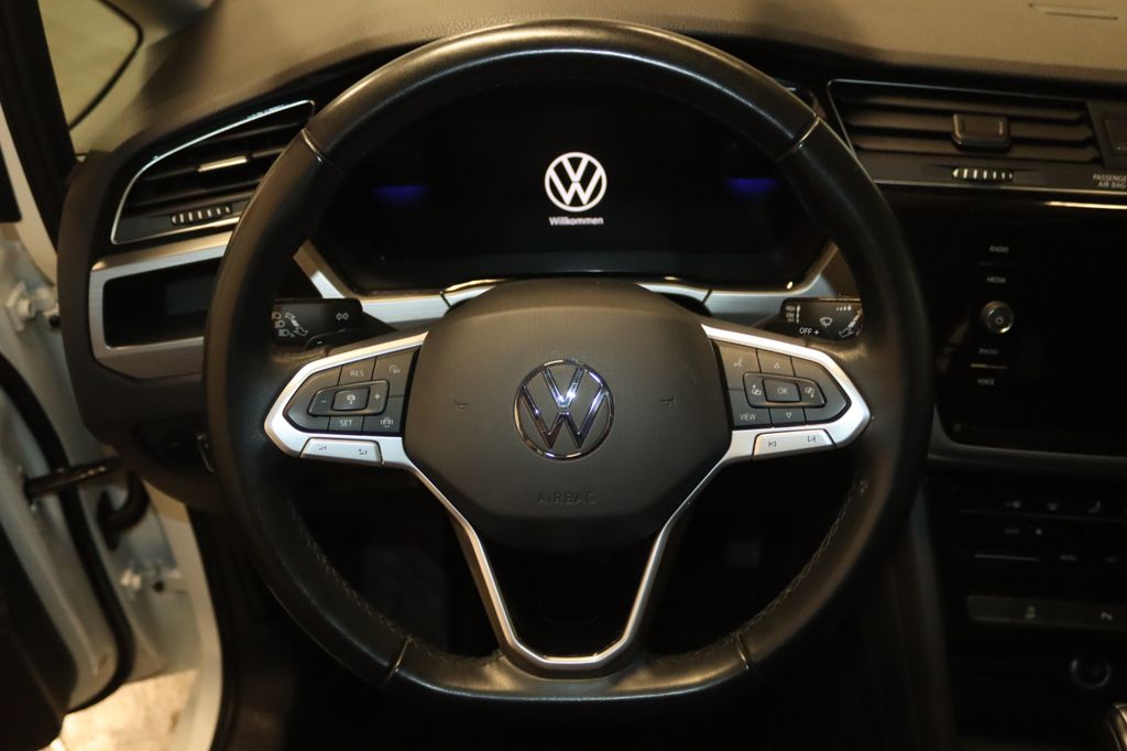 Volkswagen Touran 2023 г. Белый, пробег 57400 км