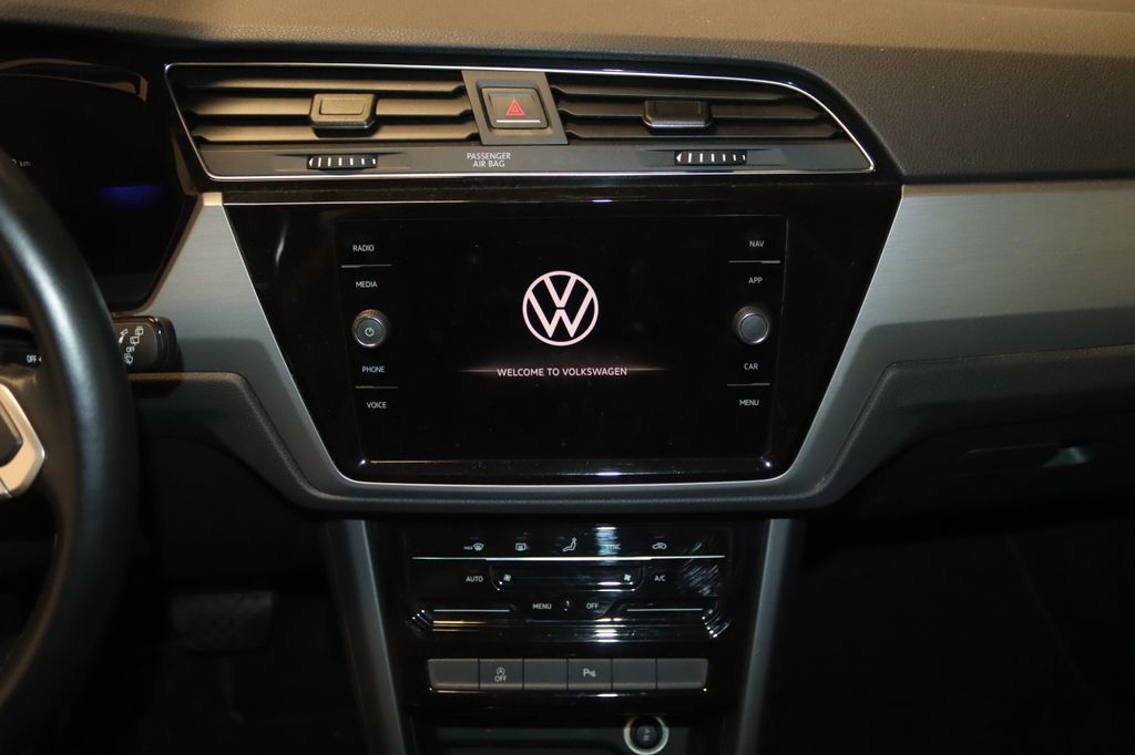 Volkswagen Touran 2023 г. Белый, пробег 57400 км