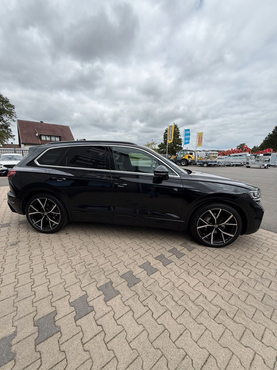Volkswagen Touareg 2025 г. Чёрный, пробег 28700 км