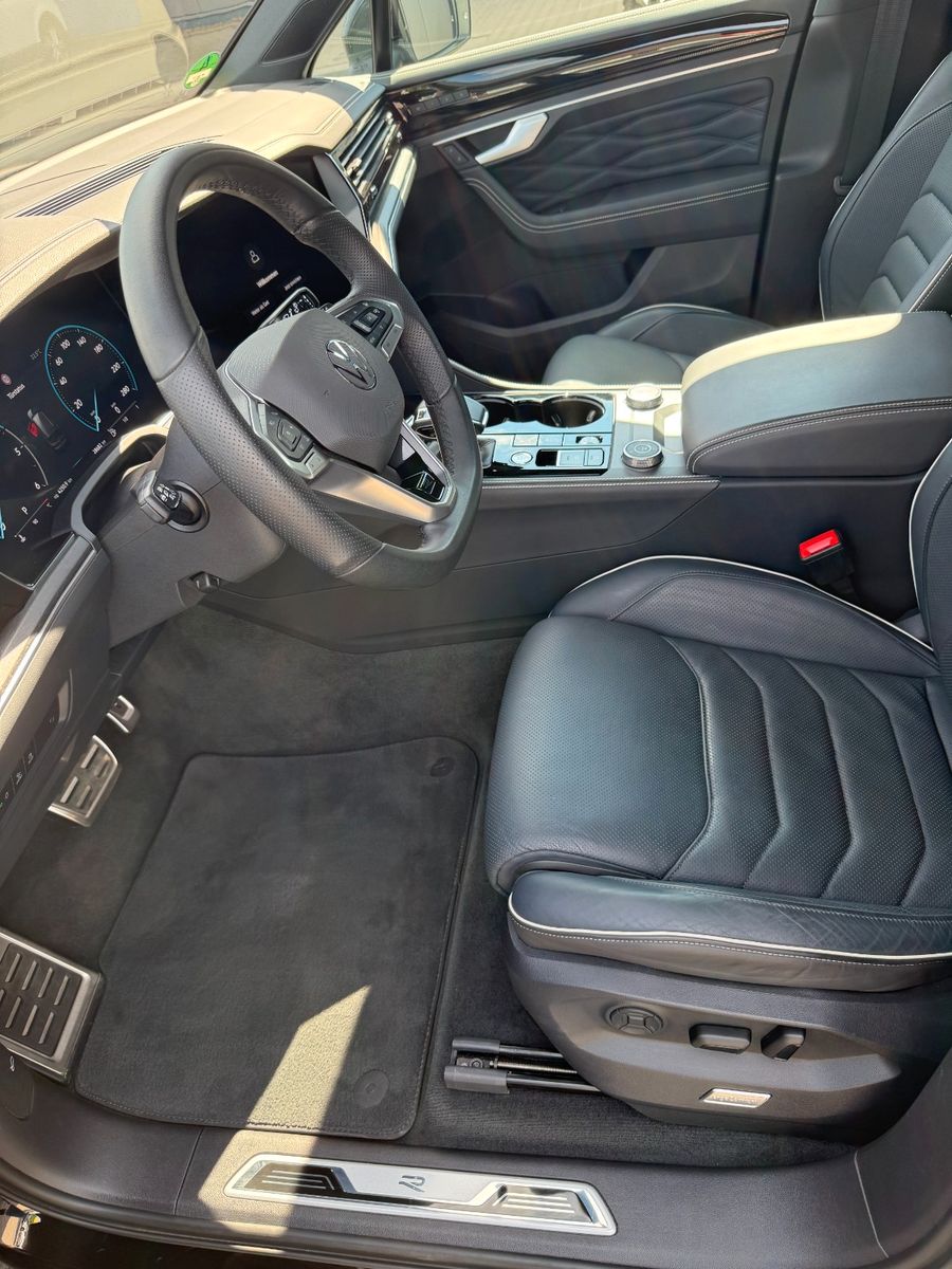 Volkswagen Touareg 2025 г. Чёрный, пробег 28700 км