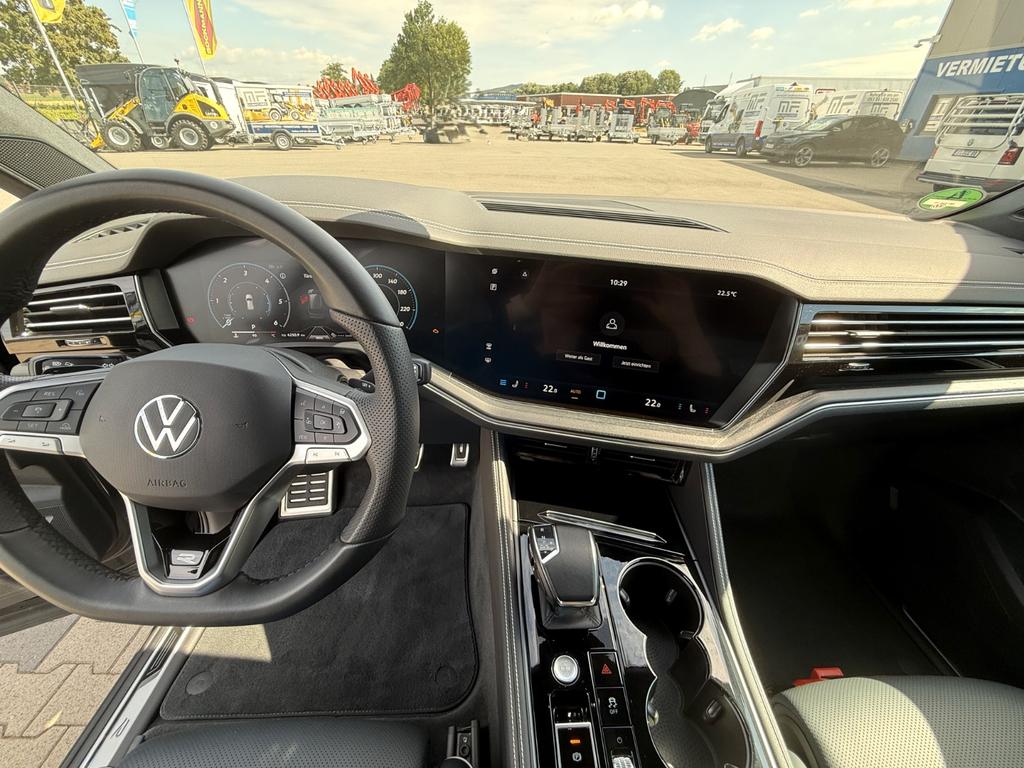 Volkswagen Touareg 2025 г. Чёрный, пробег 28700 км