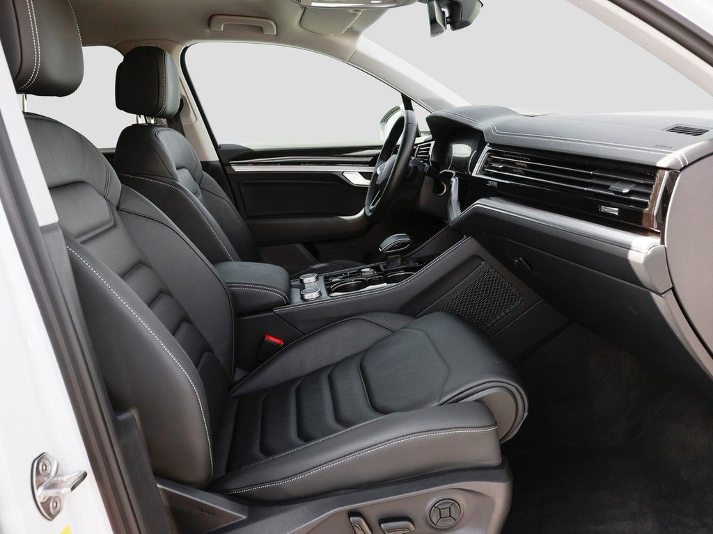 Volkswagen Touareg 2025 г. Белый, пробег 25245 км