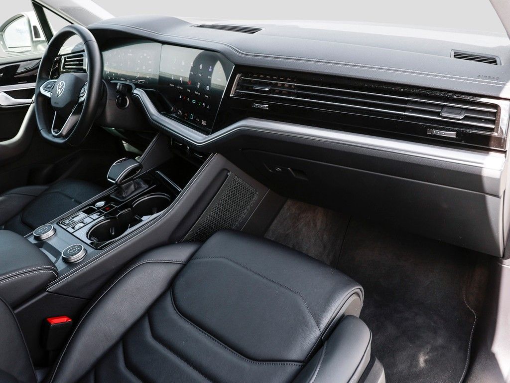 Volkswagen Touareg 2025 г. Белый, пробег 25245 км