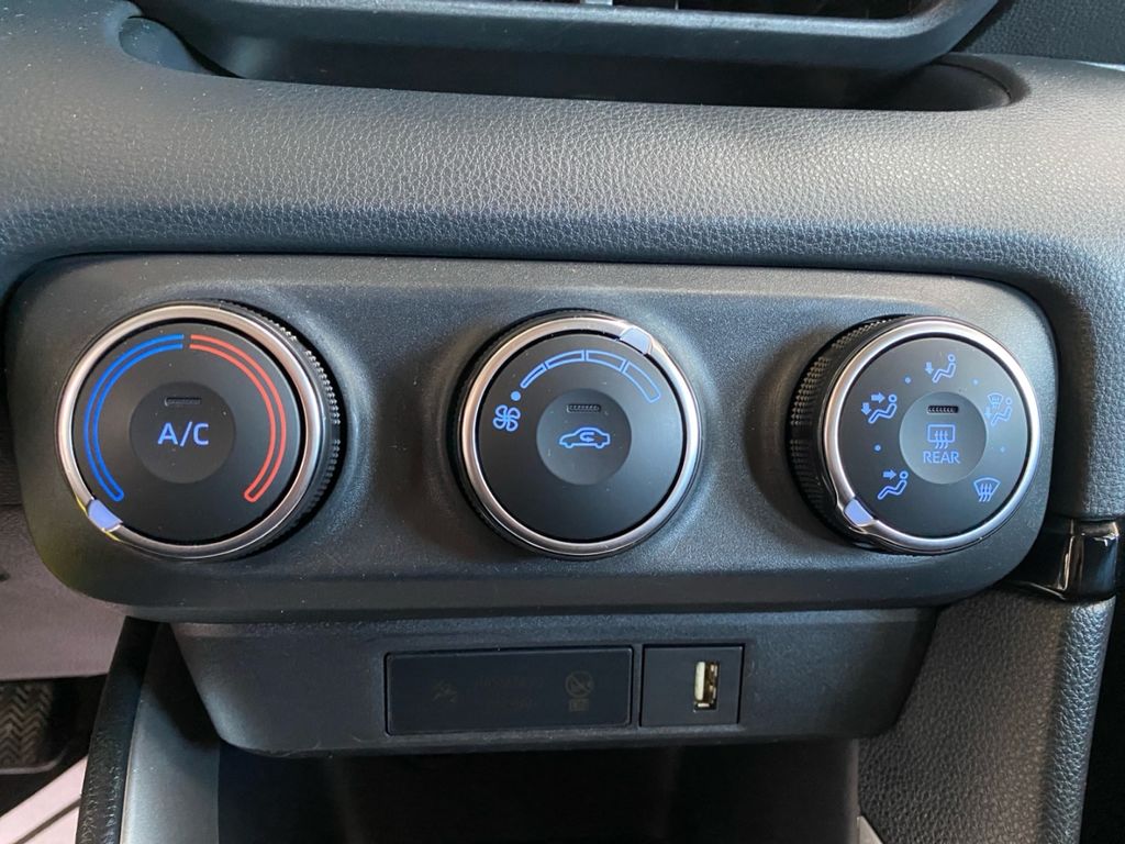 Toyota Yaris 2023 г. Белый, пробег 56859 км