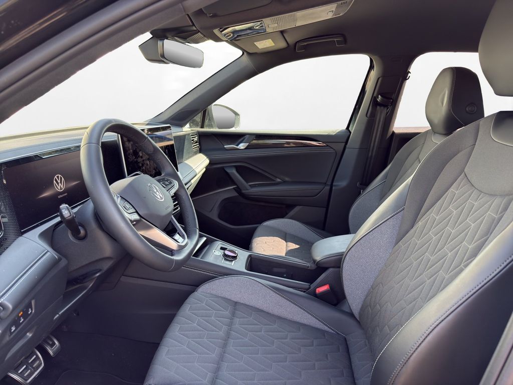 Volkswagen Tiguan 2025 г. Чёрный, пробег 26687 км