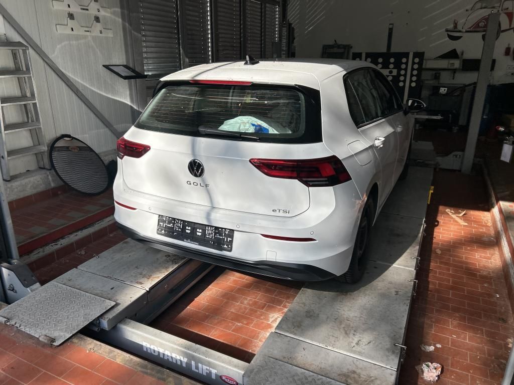 Volkswagen Golf 2024 г. Белый, пробег 47438 км