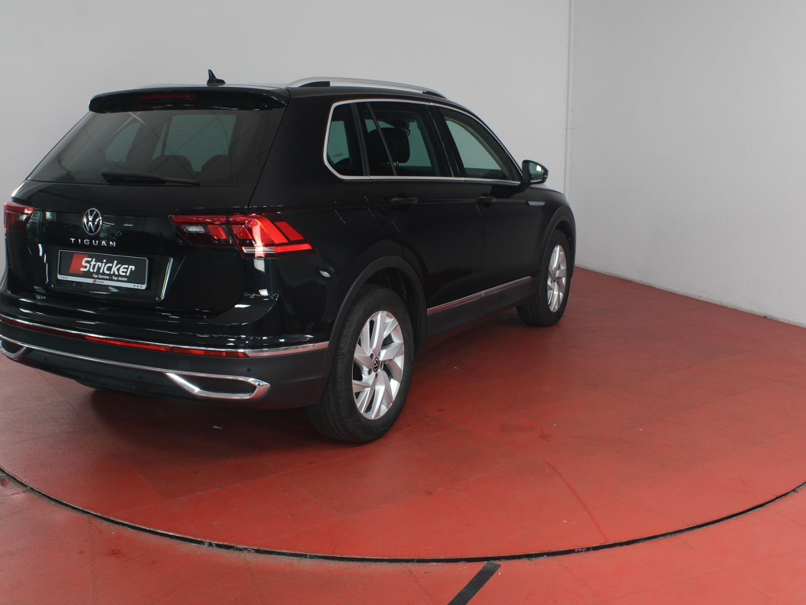 Volkswagen Tiguan 2023 г. Чёрный, пробег 29672 км