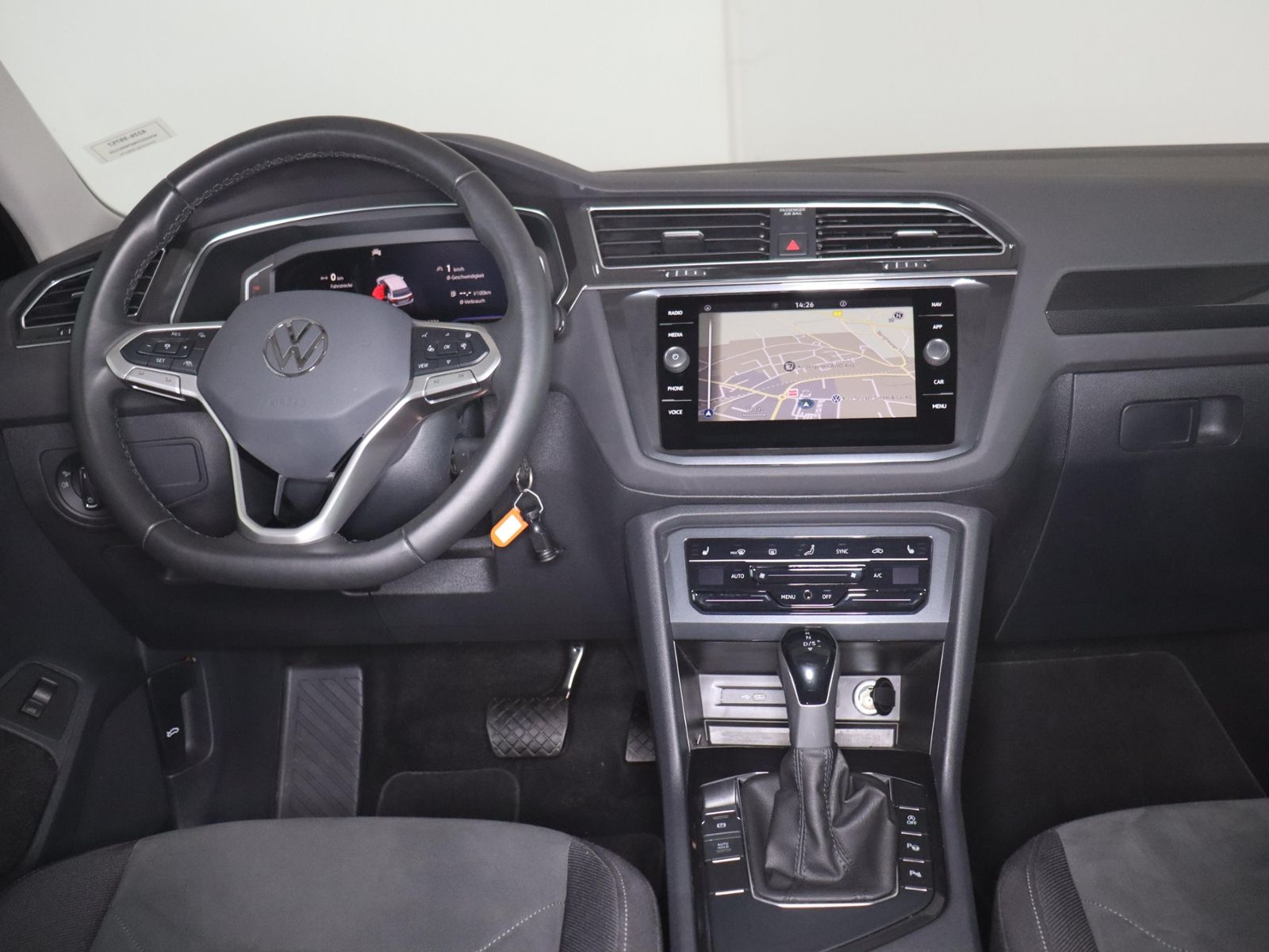 Volkswagen Tiguan 2023 г. Чёрный, пробег 29672 км