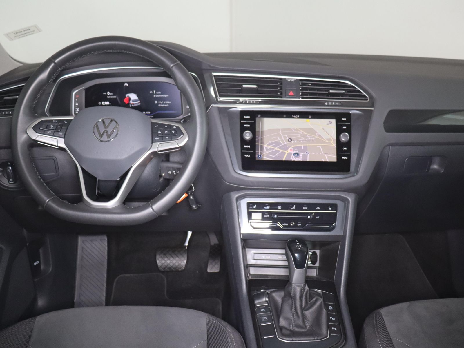 Volkswagen Tiguan 2023 г. Чёрный, пробег 29672 км